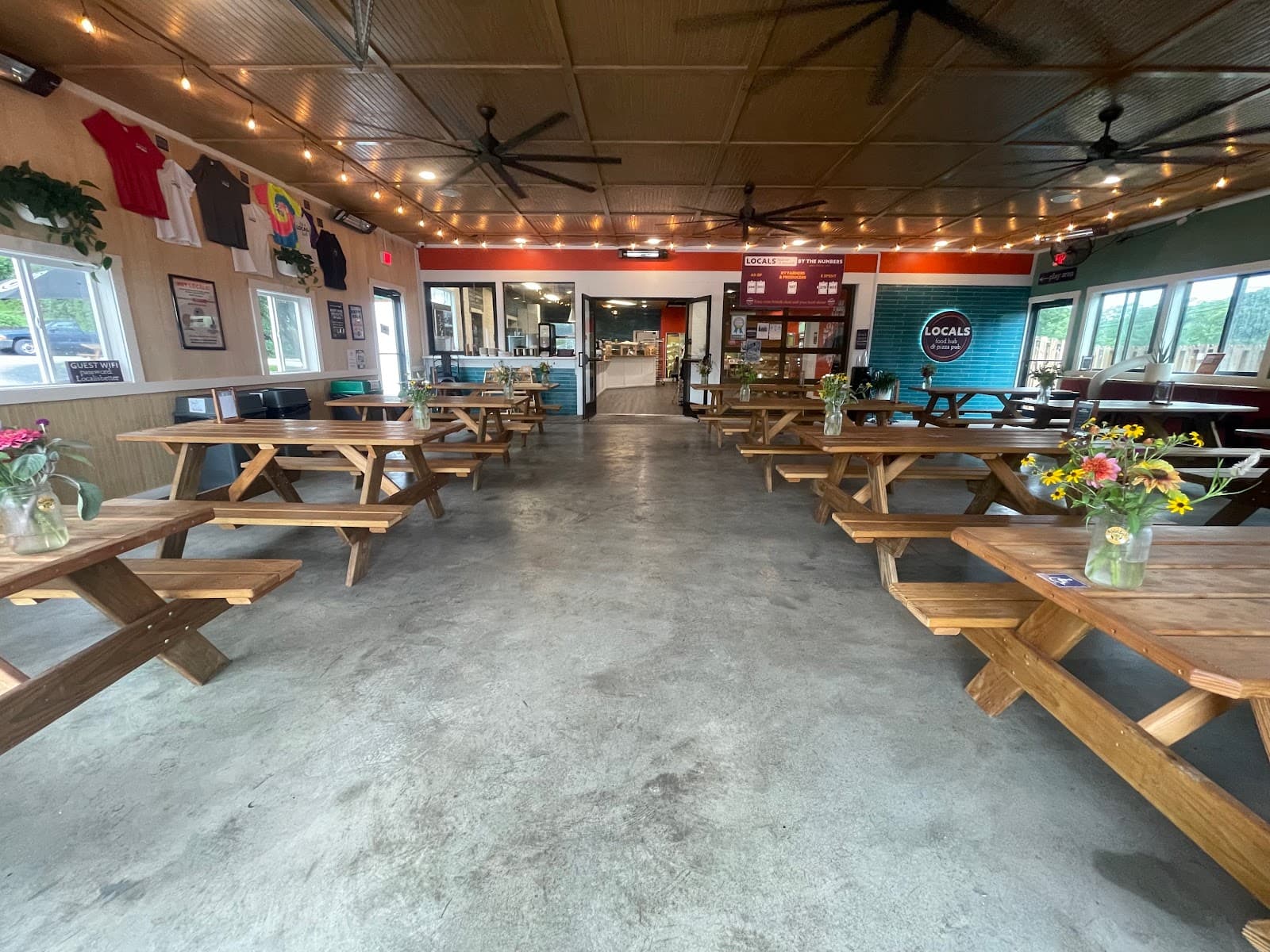 Locals Food Hub & Pizza Pub