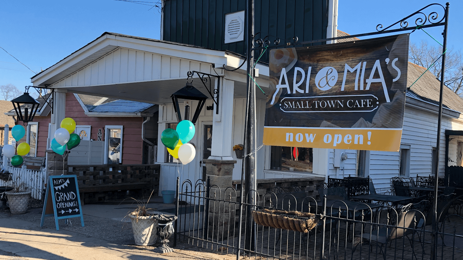 Ari & Mia's Small Town Cafe