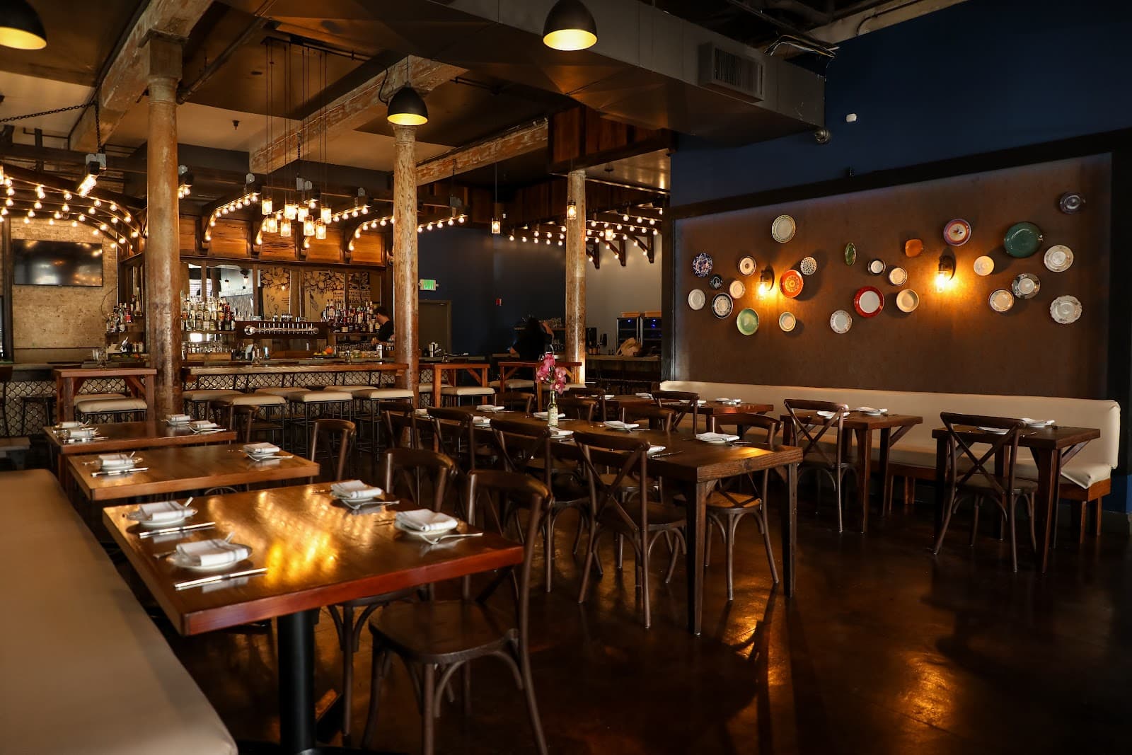 Plates Restaurant & Bar