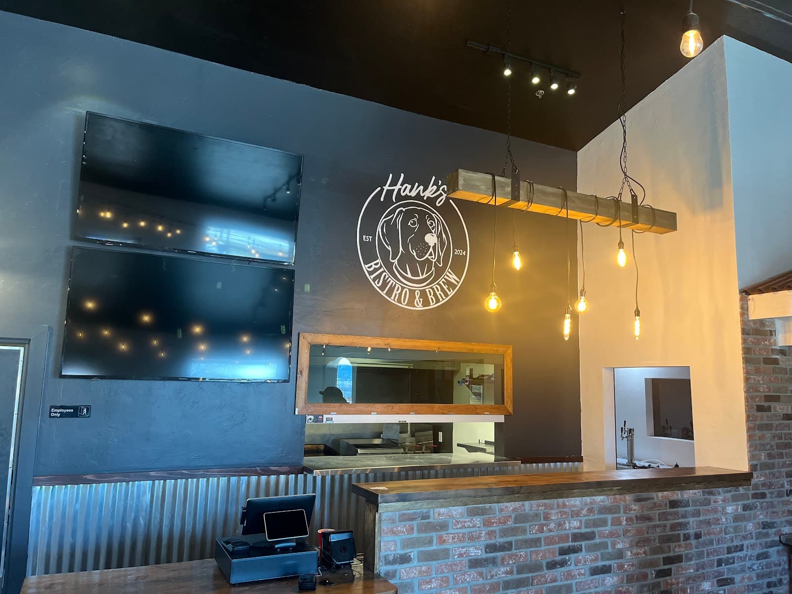 Hank’s Bistro and Brew